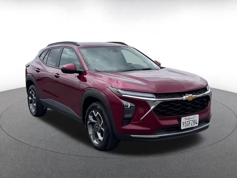 Used 2025 Chevrolet Trax LT FWD image 3