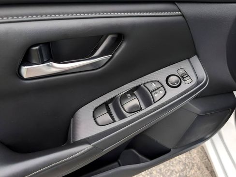 Used 2025 Nissan Sentra SV FWD image 9