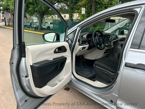 Used 2020 Chrysler Voyager L FWD image 24
