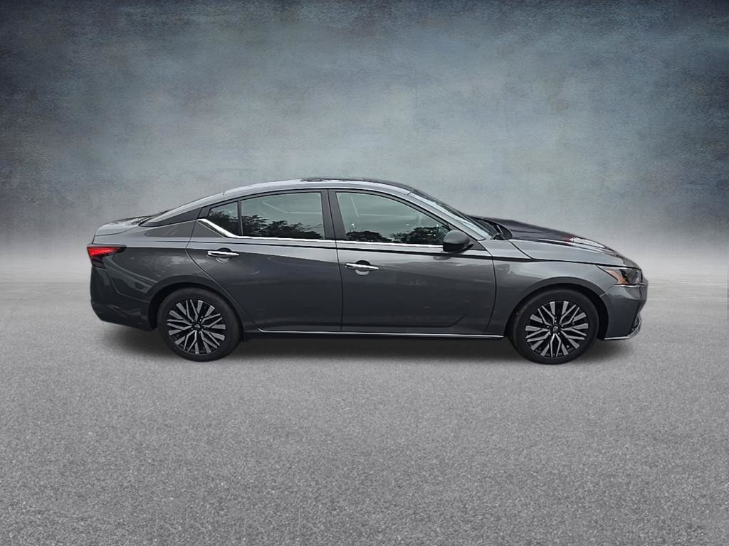 Used 2025 Nissan Altima 2.5 SV FWD image 9