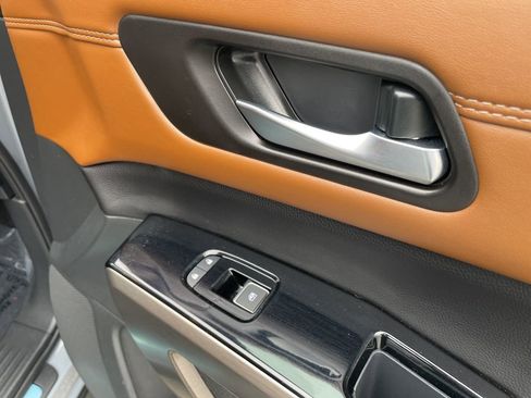 Used 2025 Nissan Pathfinder Platinum w/ Cargo Package image 32