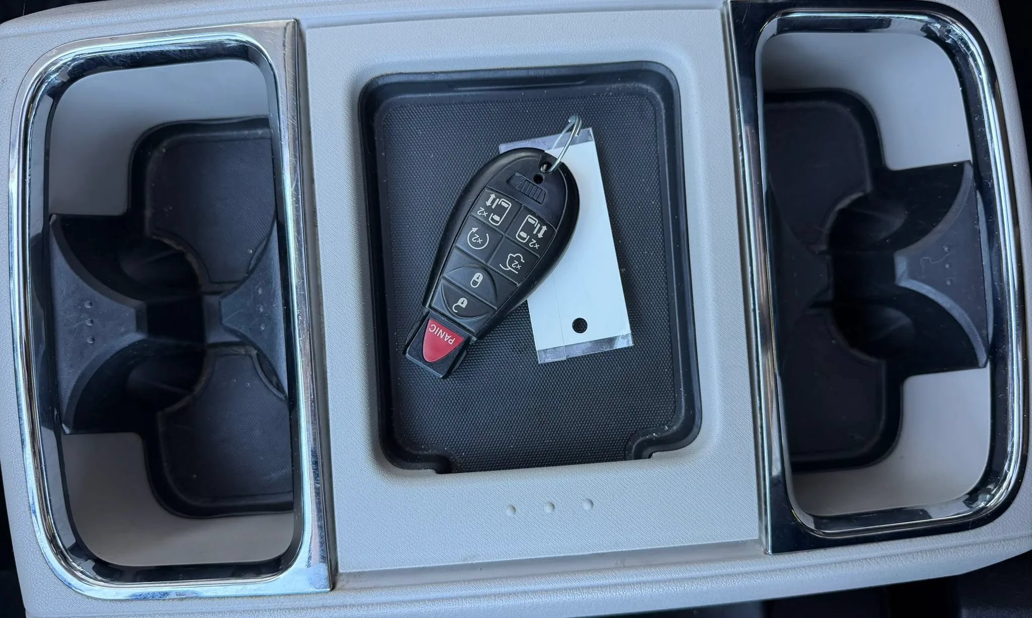 Used 2016 Chrysler Town & Country Touring-L FWD image 24