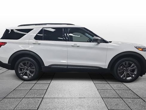 Used 2021 Ford Explorer XLT w/ Equipment Group 202A image 4