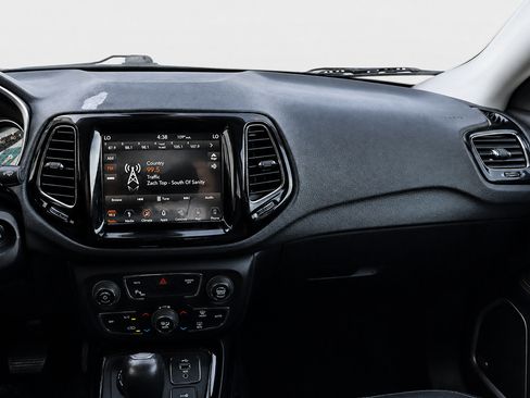 Used 2018 Jeep Compass Limited w/ Navigation Group AWD/4WD image 31