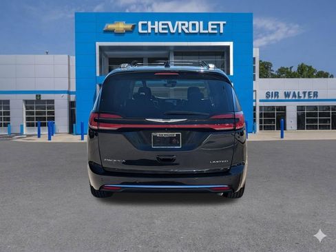 Used 2022 Chrysler Pacifica Limited image 5