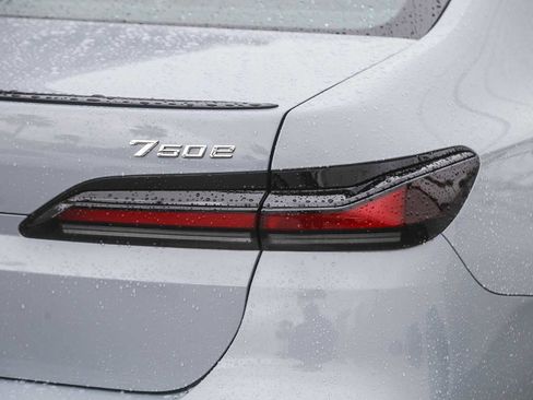 Used 2026 BMW 750e xDrive image 7