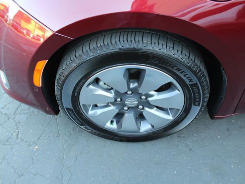 Used 2017 Chrysler Pacifica Platinum image 11