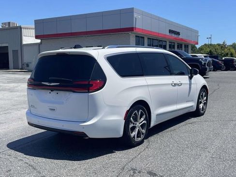 Used 2026 Chrysler Pacifica Pinnacle FWD image 6