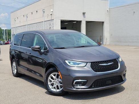 Used 2023 Chrysler Pacifica Touring-L FWD image 33