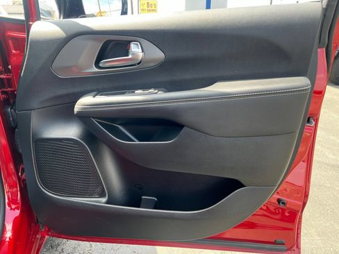 Used 2025 Chrysler Pacifica Select FWD image 58