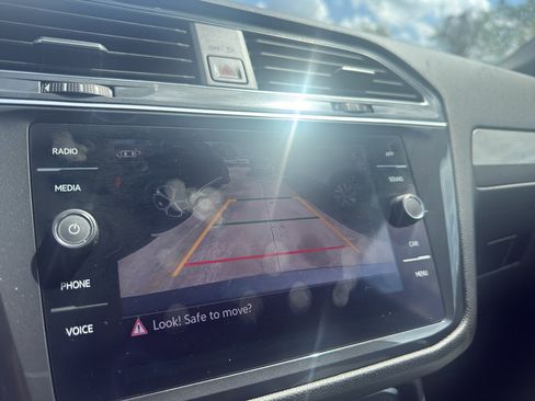 Used 2021 Volkswagen Tiguan SEL AWD/4WD image 17