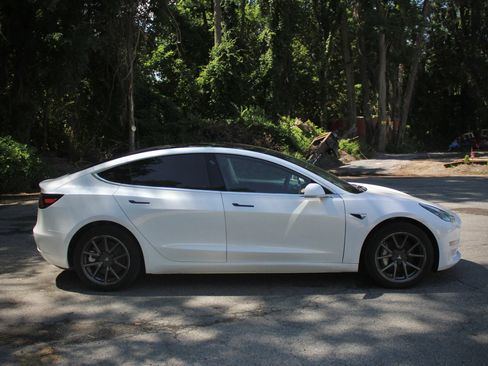 Used 2020 Tesla Model 3 Standard Range RWD image 8