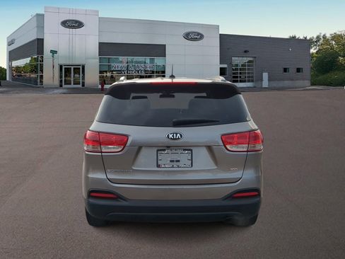 Used 2017 Kia Sorento LX image 9