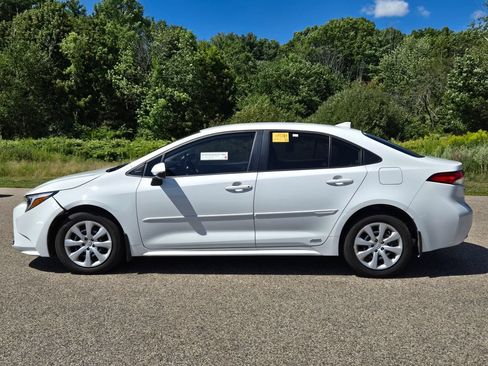 Used 2024 Toyota Corolla LE AWD/4WD image 2