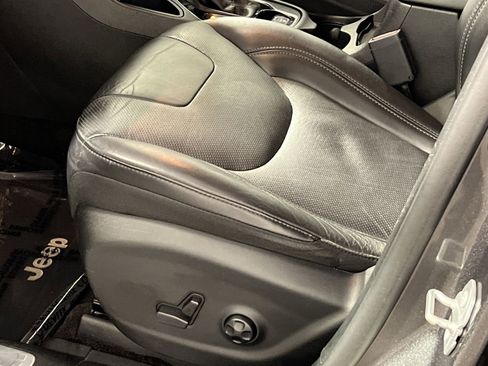 Used 2019 Jeep Cherokee Limited image 14