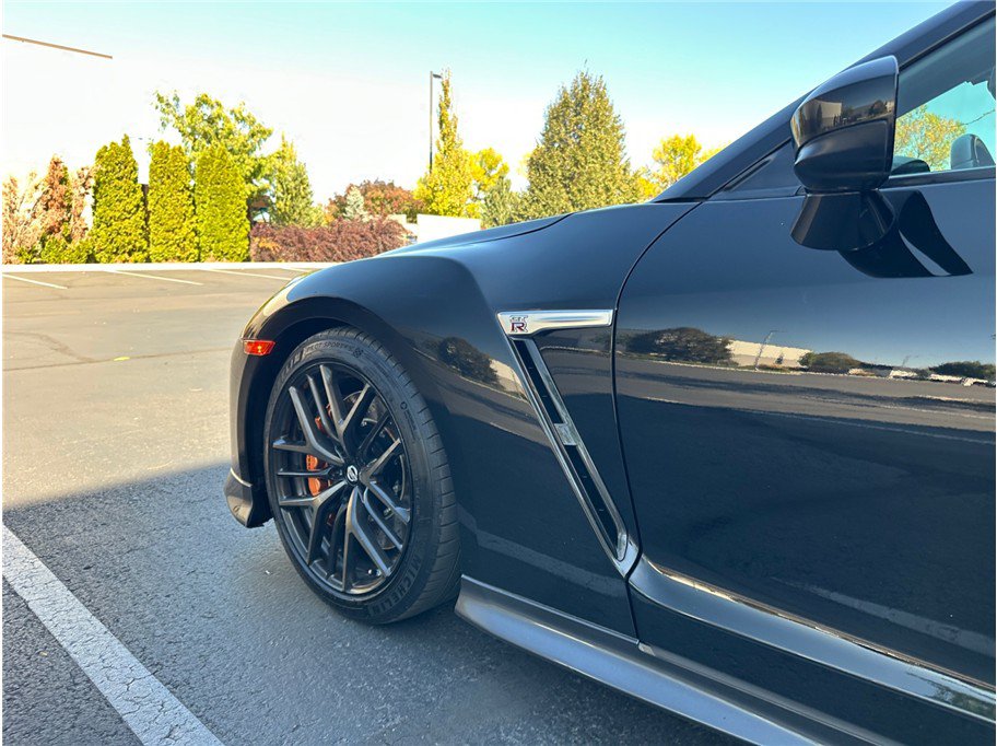 Used 2018 Nissan GT-R Premium AWD/4WD image 16