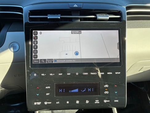 Used 2024 Hyundai Tucson Limited image 33