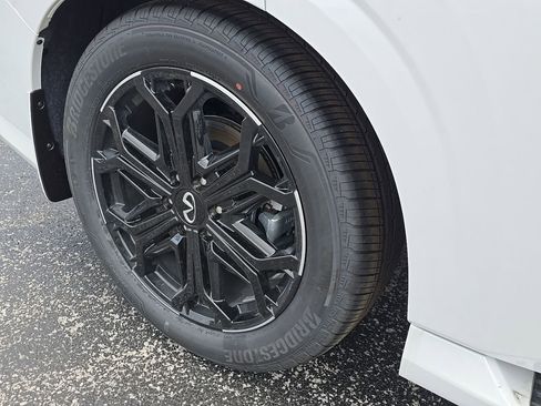 New 2026 INFINITI QX80 4WD image 9