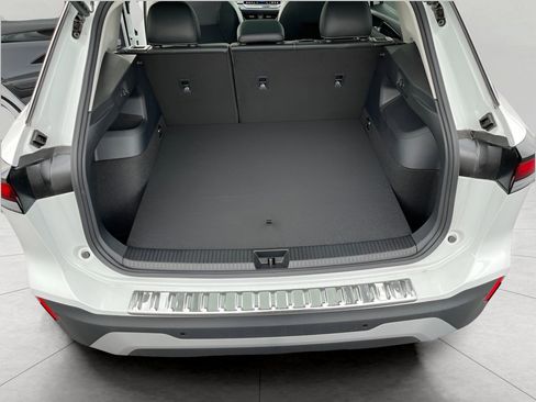 New 2025 Volkswagen Tiguan SE image 24