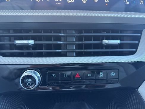 Used 2025 Ford Explorer Active w/ Active Comfort Package image 17