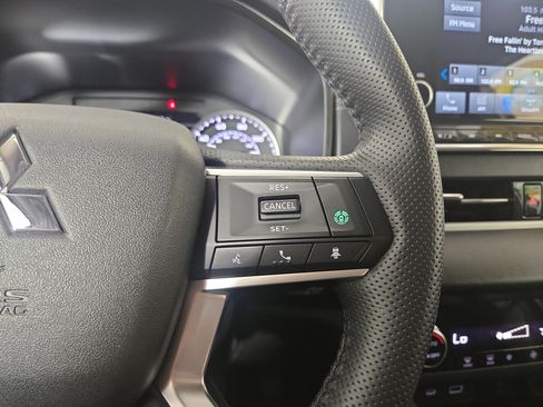 Used 2024 Mitsubishi Outlander AWD image 16