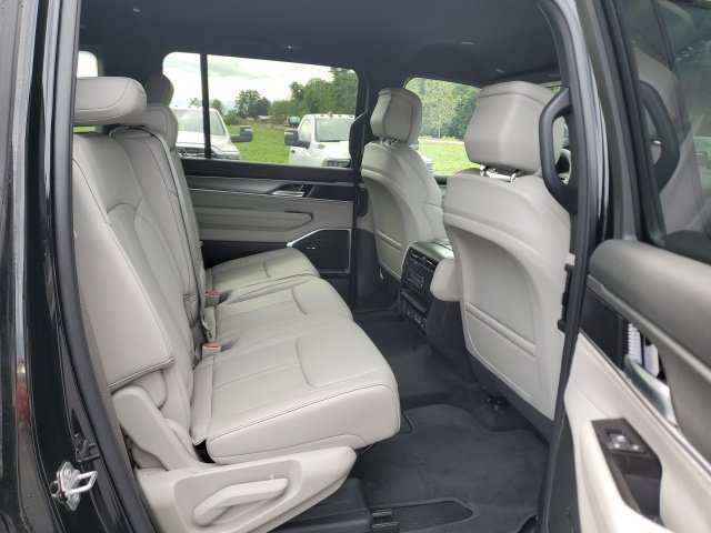 Used 2025 Jeep Wagoneer 4WD image 22