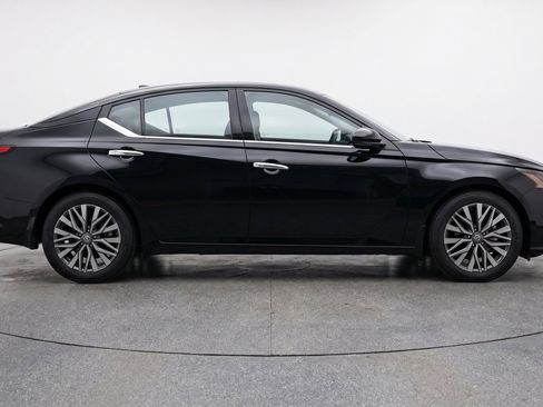 Used 2025 Nissan Altima 2.5 SV FWD image 11