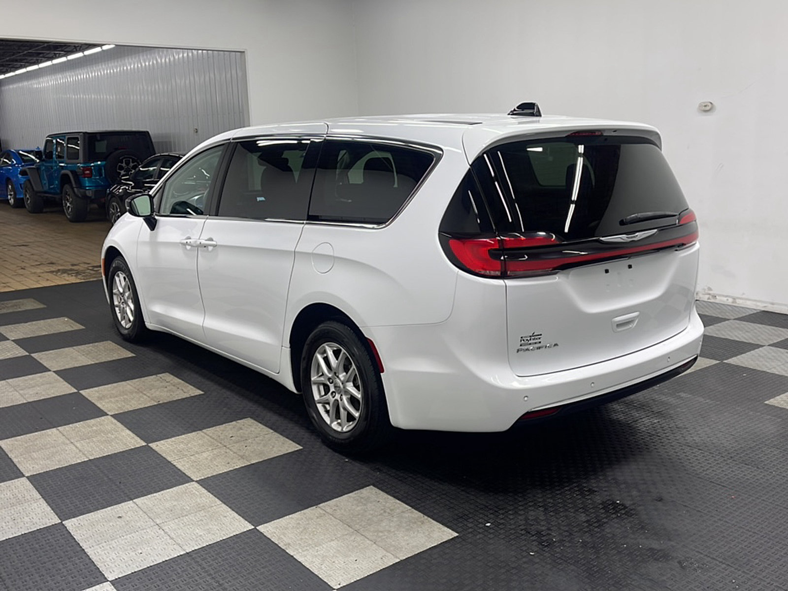 Used 2024 Chrysler Pacifica Touring-L FWD image 16