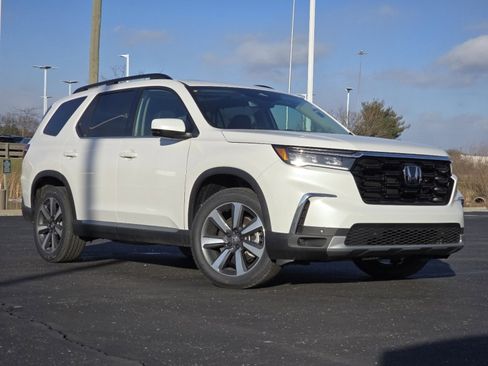 New 2025 Honda Pilot Touring image 2