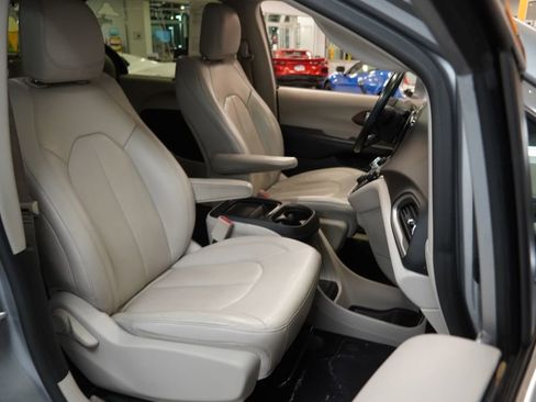 Used 2018 Chrysler Pacifica Touring-L image 30