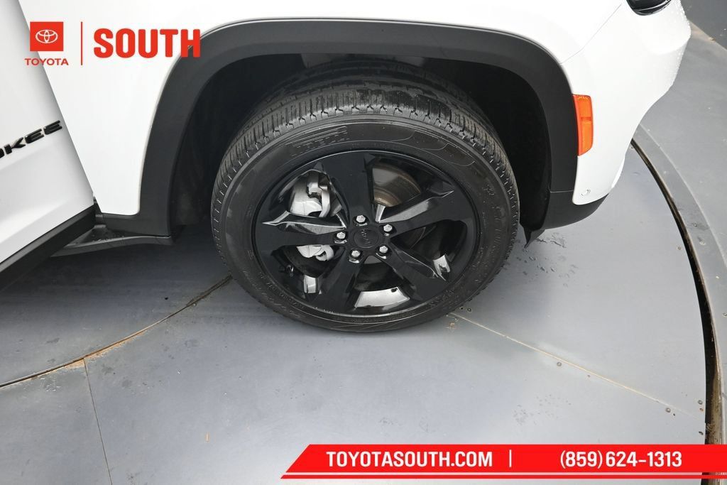 Used 2023 Jeep Grand Cherokee Limited w/ Luxury Tech Group II AWD/4WD image 39