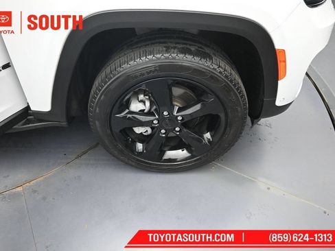 Used 2023 Jeep Grand Cherokee Limited w/ Luxury Tech Group II AWD/4WD image 39