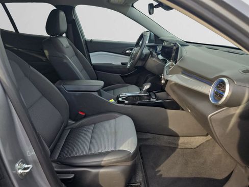 Used 2025 Chevrolet Trax LT w/ LT Convenience Package image 17