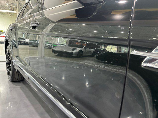 Used 2017 Bentley Bentayga AWD/4WD image 17