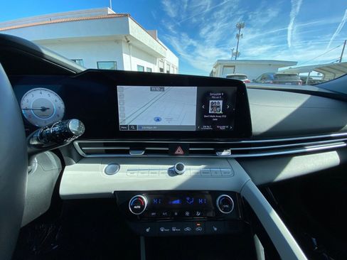 Used 2025 Hyundai Elantra Limited image 17