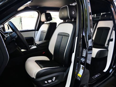 Used 2022 Rolls-Royce Cullinan Black Badge w/ Dark Exterior Package image 27