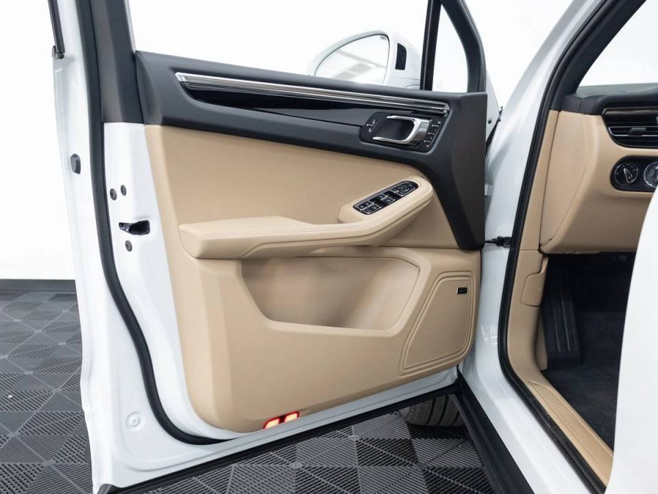 Certified 2026 Porsche Macan AWD/4WD image 4