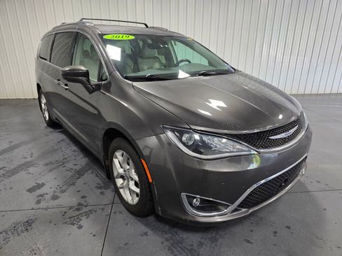 Used 2019 Chrysler Pacifica Touring-L Plus w/ Advanced Safetytec Group FWD image 2