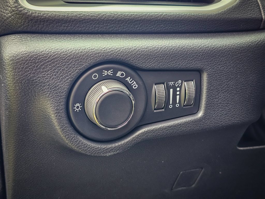 New 2027 Chrysler Pacifica Select AWD/4WD image 15