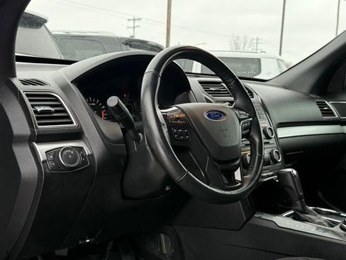 Used 2017 Ford Explorer XLT image 13