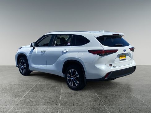 Used 2023 Toyota Highlander XLE AWD/4WD image 3