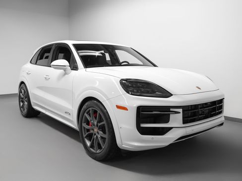 Certified 2025 Porsche Cayenne GTS AWD/4WD image 10
