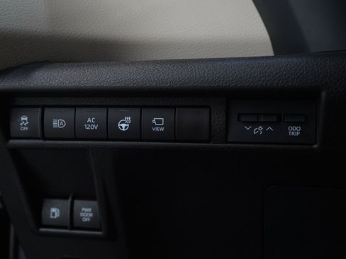 Used 2025 Toyota Sienna Platinum AWD/4WD image 29