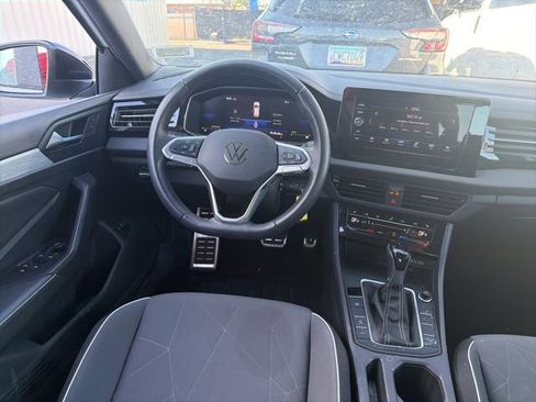 Used 2025 Volkswagen Jetta Sport image 8