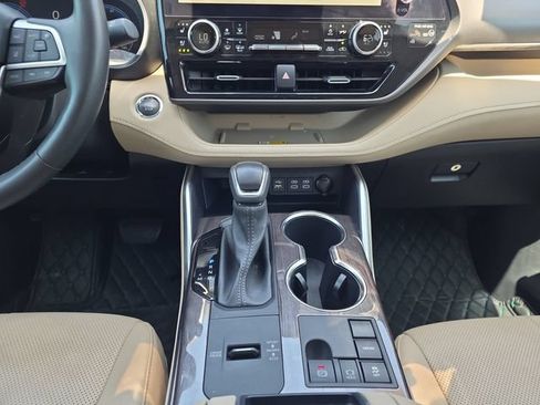 Used 2023 Toyota Highlander Limited FWD image 3