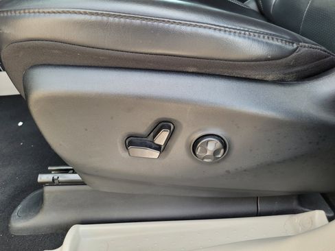 Used 2023 Chrysler Pacifica Touring-L FWD image 12