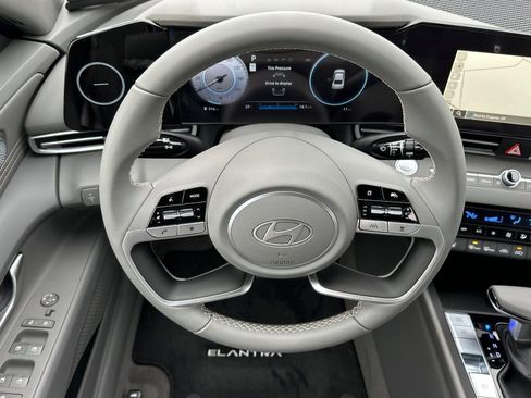 Used 2025 Hyundai Elantra SEL image 13