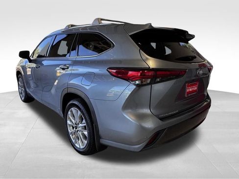 Used 2021 Toyota Highlander Limited AWD/4WD image 4