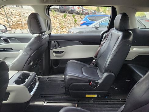 Used 2022 Kia Carnival LX image 9