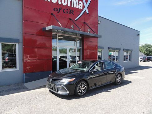 Used 2024 Toyota Camry XLE w/ Navigation Package AWD/4WD image 1